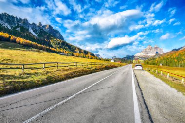 Ulusal Park Tre Cime di Lavaredo 'daki dağlık yolun manzarası. Konum: Ulusal Park Tre Cime di Lavaredo, Dolomiti Alpleri, Güney Tyrol, İtalya, Avrupa.