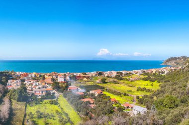 Güneşli bir günde Milazzo şehrinin panoramik manzarası. Konum: Milazzo, Messina, Sicilya, İtalya, Avrupa