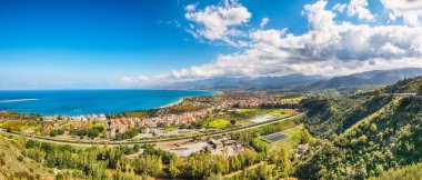 Olivieri şehrinin nefes kesici panoramik manzarası. Popüler seyahat yeri. Konum: Oliveri, Messina, Sicilya Adası, İtalya, Avrupa.