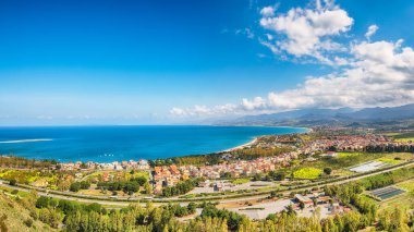 Olivieri şehrinin nefes kesici panoramik manzarası. Popüler seyahat yeri. Konum: Oliveri, Messina, Sicilya Adası, İtalya, Avrupa.