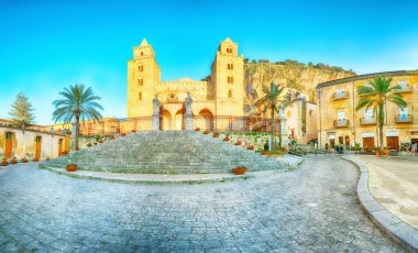 Cefalu Katedrali ya da Duomo di Cefalu ve Piazza del Duomo Meydanı 'nın çekici akşam manzarası. Akdeniz 'in popüler seyahat noktası. Konum: Cefalu, Palermo ili, Sicilya, İtalya, Avrupa