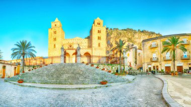 Cefalu Katedrali ya da Duomo di Cefalu ve Piazza del Duomo Meydanı 'ndaki şaşırtıcı akşam manzarası. Akdeniz 'in popüler seyahat noktası. Konum: Cefalu, Palermo ili, Sicilya, İtalya, Avrupa