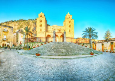 Cefalu Katedrali ya da Duomo di Cefalu ve Piazza del Duomo Meydanı 'nın muhteşem akşam manzarası. Akdeniz 'in popüler seyahat noktası. Konum: Cefalu, Palermo ili, Sicilya, İtalya, Avrupa