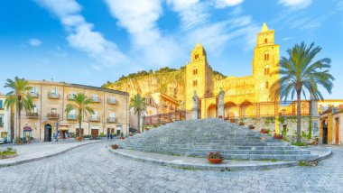 Cefalu Katedrali ya da Duomo di Cefalu ve Piazza del Duomo Meydanı 'nın muhteşem akşam manzarası. Akdeniz 'in popüler seyahat noktası. Konum: Cefalu, Palermo ili, Sicilya, İtalya, Avrupa