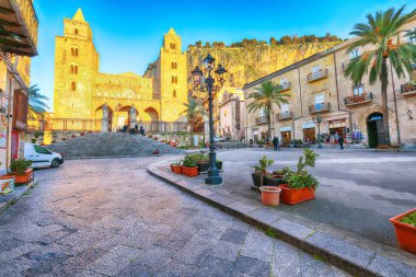 Cefalu Katedrali ya da Duomo di Cefalu ve Piazza del Duomo Meydanı 'nın muhteşem akşam manzarası. Akdeniz 'in popüler seyahat noktası. Konum: Cefalu, Palermo ili, Sicilya, İtalya, Avrupa