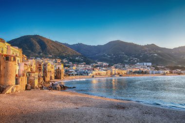 Cefalu şehrinin olağanüstü akşam manzarası. Akdeniz 'in popüler seyahat noktası. Konum: Cefalu, Palermo ili, Sicilya, İtalya, Avrupa