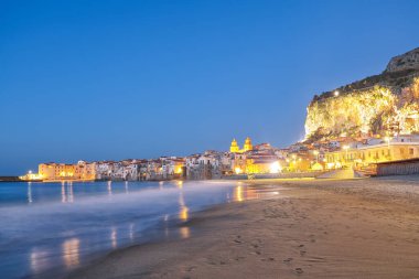 Cefalu şehrinin manzaralı akşam manzarası. Akdeniz 'in popüler seyahat noktası. Konum: Cefalu, Palermo ili, Sicilya, İtalya, Avrupa