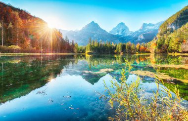 Schiederweiher Gölü 'nün nefes kesici sonbahar sahnesi. Poppular Travell 'in varış yeri. Konum: Hinterstoder, Kirchdorf an der Krems District, Yukarı Avusturya, Avusturya, Avrupa.