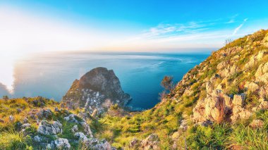 Zafferano Burnu ve Pizzo Cane Milli Parkı 'nın muhteşem sabah manzarası. Konum: Bagheria, Palermo ili, Sicilya, İtalya, Avrupa