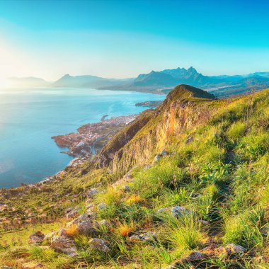 Porticello kasabası ve ulusal park Orientata Pizzo Cane 'in muhteşem sabah manzarası. Konum: Bagheria, Palermo ili, Sicilya, İtalya, Avrupa