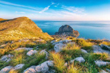 Zafferano Burnu ve Pizzo Cane Ulusal Parkı 'nın muhteşem sabah manzarası. Konum: Bagheria, Palermo ili, Sicilya, İtalya, Avrupa