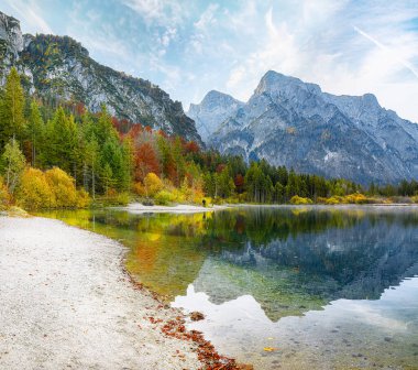 Almsee Gölü 'nde güneşli bir sabahın resimli sonbahar sahnesi. Poppular Travell 'in varış yeri. Konum: Almsee Gölü, Almtal Vadisi, Salzkammergut Bölgesi, Yukarı Avusturya, Avusturya, Avrupa.