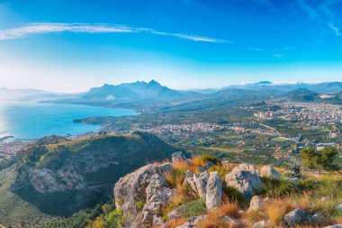 Bagheria kasabası ve ulusal park Orientata Pizzo Cane 'in muhteşem sabah manzarası. Konum: Bagheria, Palermo ili, Sicilya, İtalya, Avrupa