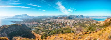 Bagheria kasabası ve ulusal park Orientata Pizzo Cane 'in muhteşem sabah manzarası. Konum: Bagheria, Palermo ili, Sicilya, İtalya, Avrupa