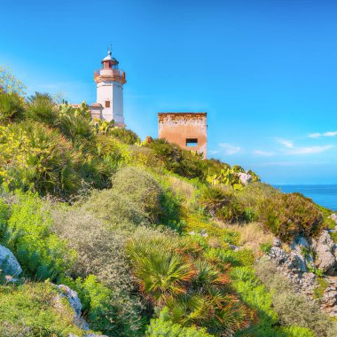 Capo Zafferano Deniz Feneri 'nde güneşli harika bir gün. Akdeniz 'in popüler seyahat noktası. Konum: Santa Flavia, Palermo ili, Sicilya, İtalya, Avrupa