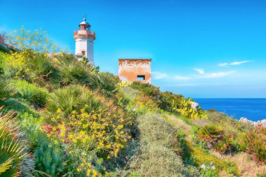 Capo Zafferano Deniz Feneri 'nde çarpıcı güneşli bir gün. Akdeniz 'in popüler seyahat noktası. Konum: Santa Flavia, Palermo ili, Sicilya, İtalya, Avrupa