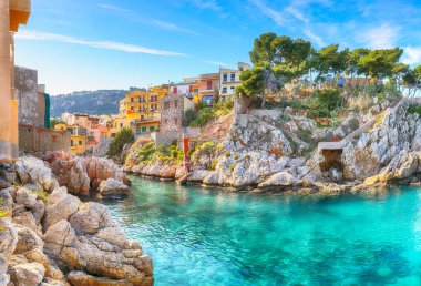 Sant 'Elia köyünde güneşli bir gün. Akdeniz 'in popüler seyahat noktası. Konum: Sant 'Elia, Santa Flavia, Palermo ili, Sicilya, İtalya, Avrupa