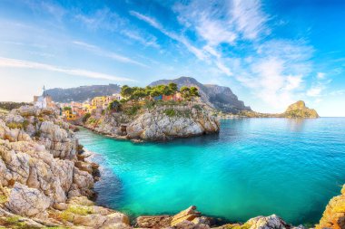 Sant 'Elia köyünde güneşli bir gün. Akdeniz 'in popüler seyahat noktası. Konum: Sant 'Elia, Santa Flavia, Palermo ili, Sicilya, İtalya, Avrupa