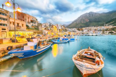 Castellammare del Golfo şehrinin nefes kesici akşam manzarası. Akdeniz 'in popüler seyahat noktası. Konum: Cefalu, Palermo ili, Sicilya, İtalya, Avrupa