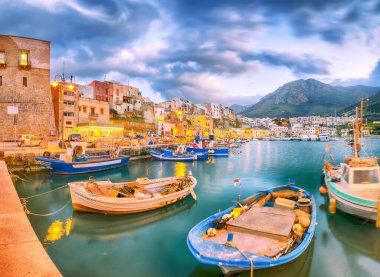 Castellammare del Golfo şehrinin nefes kesici akşam manzarası. Akdeniz 'in popüler seyahat noktası. Konum: Cefalu, Palermo ili, Sicilya, İtalya, Avrupa