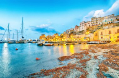 Castellammare del Golfo şehrinin şaşırtıcı akşam manzarası. Akdeniz 'in popüler seyahat noktası. Konum: Cefalu, Palermo ili, Sicilya, İtalya, Avrupa