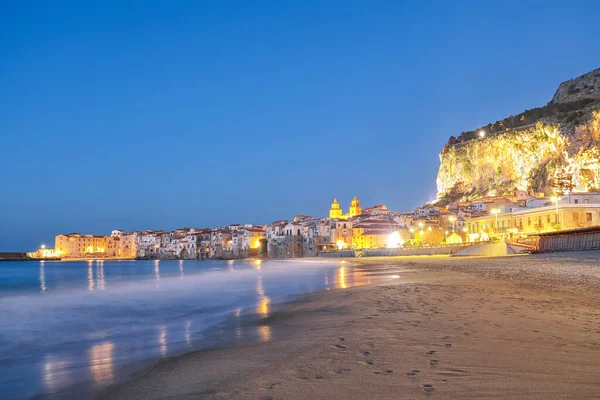 Cena Paisagem Urbana Noturna Cidade Cefalu Destino Viagem Popular Mar — Fotografia de Stock