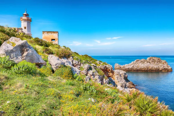 在卡波 萨菲拉诺灯塔的阳光灿烂的一天 地中海受欢迎的旅游胜地 Santa Flavia Province Palermo Sicily Italy Europe — 图库照片