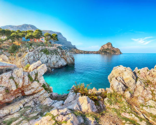 圣埃莉亚村上空阳光灿烂的一天 地中海受欢迎的旅游胜地 Sant Elia Santa Flavia Province Palermo Sicily Italy — 图库照片