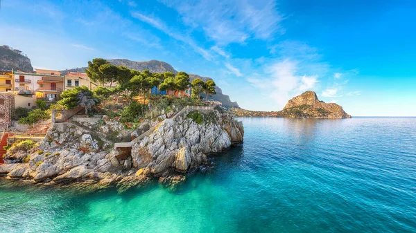 圣埃莉亚村上空阳光灿烂的一天 地中海受欢迎的旅游胜地 Sant Elia Santa Flavia Province Palermo Sicily Italy — 图库照片