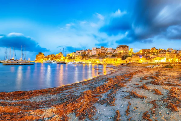 Castellammare del Golfo şehrinin dramatik akşam manzarası. Akdeniz 'in popüler seyahat noktası. Konum: Cefalu, Palermo ili, Sicilya, İtalya, Avrupa