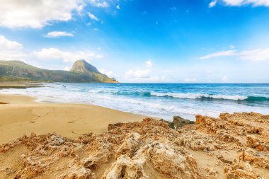 San Vito Burnu yakınlarındaki Isolidda Sahili 'nin inanılmaz deniz manzarası. Monte Cofano Ulusal Parkı 'nın popüler seyahat yeri. Konum: San Vito Lo Capo, Trapani ili, Sicilya, İtalya, Avrupa