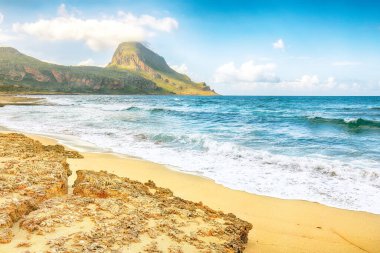 San Vito Burnu yakınlarındaki Isolidda Sahili 'nin resimli deniz manzarası. Monte Cofano Ulusal Parkı 'nın popüler seyahat yeri. Konum: San Vito Lo Capo, Trapani ili, Sicilya, İtalya, Avrupa