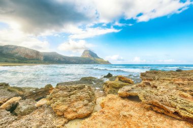 San Vito Burnu yakınlarındaki Isolidda Sahili 'nin resimli deniz manzarası. Monte Cofano Ulusal Parkı 'nın popüler seyahat yeri. Konum: San Vito Lo Capo, Trapani ili, Sicilya, İtalya, Avrupa