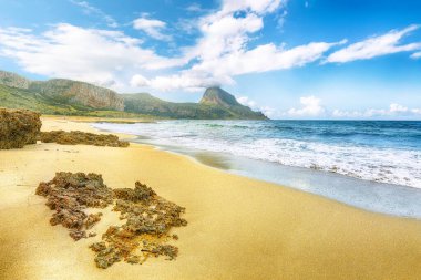 San Vito Burnu yakınlarındaki Isolidda Sahili 'nin inanılmaz deniz manzarası. Monte Cofano Ulusal Parkı 'nın popüler seyahat yeri. Konum: San Vito Lo Capo, Trapani ili, Sicilya, İtalya, Avrupa