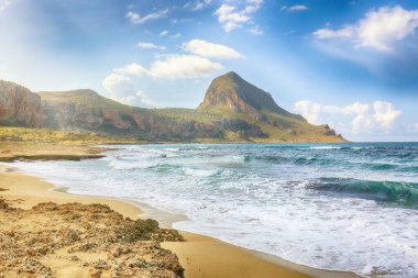 San Vito Burnu yakınlarındaki Isolidda Sahili 'nin resimli deniz manzarası. Monte Cofano Ulusal Parkı 'nın popüler seyahat yeri. Konum: San Vito Lo Capo, Trapani ili, Sicilya, İtalya, Avrupa