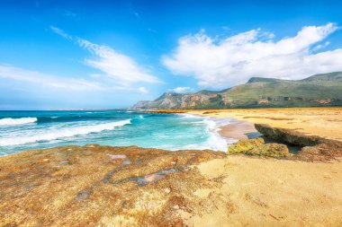 San Vito Burnu yakınlarındaki Isolidda Sahili 'nin resimli deniz manzarası. Monte Cofano Ulusal Parkı 'nın popüler seyahat yeri. Konum: San Vito Lo Capo, Trapani ili, Sicilya, İtalya, Avrupa