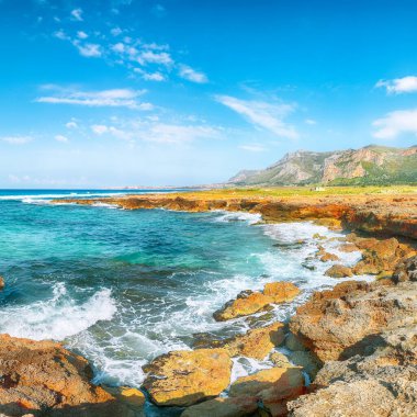 San Vito Burnu yakınlarındaki Isolidda Sahili 'nin inanılmaz deniz manzarası. Monte Cofano Ulusal Parkı 'nın popüler seyahat yeri. Konum: San Vito Lo Capo, Trapani ili, Sicilya, İtalya, Avrupa