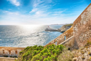 Bonifacio yakınlarındaki deniz fenerinin nefes kesici manzarası. Akdeniz ve Korsika 'nın popüler seyahat rotası. Konum: Bonifacio, Korsika; Fransa, Avrupa
