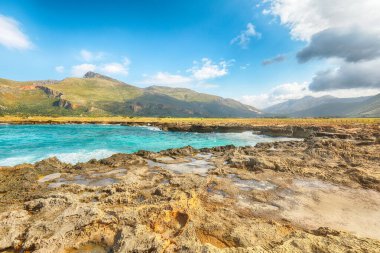San Vito Burnu yakınlarındaki Isolidda Sahili 'nin inanılmaz deniz manzarası. Monte Cofano Ulusal Parkı 'nın popüler seyahat yeri. Konum: San Vito Lo Capo, Trapani ili, Sicilya, İtalya, Avrupa