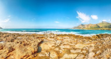 San Vito Burnu yakınlarındaki Isolidda Sahili 'nin muhteşem deniz manzarası. Monte Cofano Ulusal Parkı 'nın popüler seyahat yeri. Konum: San Vito Lo Capo, Trapani ili, Sicilya, İtalya, Avrupa