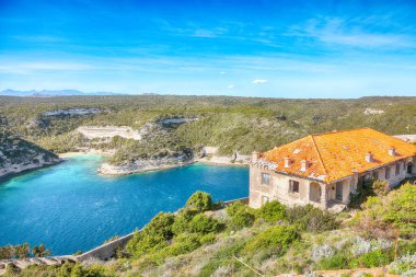 Eski kasaba Bonifacio 'nun inanılmaz manzarası. Akdeniz ve Korsika 'nın popüler seyahat rotası. Konum: Bonifacio, Korsika; Fransa, Avrupa
