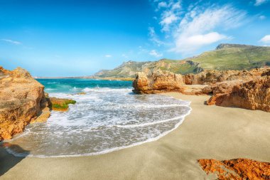 San Vito Burnu yakınlarındaki Isolidda Sahili 'nin resimli deniz manzarası. Monte Cofano Ulusal Parkı 'nın popüler seyahat yeri. Konum: San Vito Lo Capo, Trapani ili, Sicilya, İtalya, Avrupa