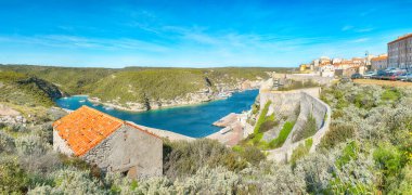 Eski kasaba Bonifacio 'nun inanılmaz manzarası. Akdeniz ve Korsika 'nın popüler seyahat rotası. Konum: Bonifacio, Korsika; Fransa, Avrupa