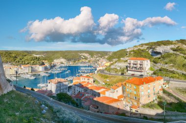 Eski kasaba Bonifacio 'nun inanılmaz manzarası. Akdeniz ve Korsika 'nın popüler seyahat rotası. Konum: Bonifacio, Korsika; Fransa, Avrupa