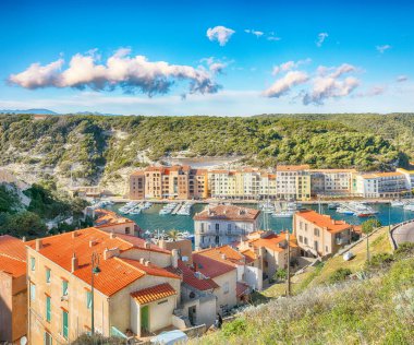 Eski kasaba Bonifacio 'nun inanılmaz manzarası. Akdeniz ve Korsika 'nın popüler seyahat rotası. Konum: Bonifacio, Korsika; Fransa, Avrupa