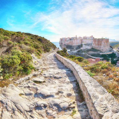 Bonifacio 'nun muhteşem manzarası. Akdeniz ve Korsika 'nın popüler seyahat rotası. Konum: Bonifacio, Korsika; Fransa, Avrupa