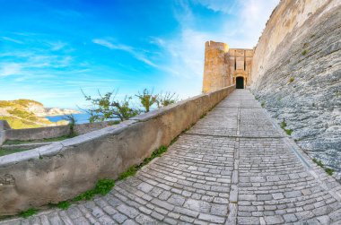 Bonifacio 'nun muhteşem manzarası. Akdeniz ve Korsika 'nın popüler seyahat rotası. Konum: Bonifacio, Korsika; Fransa, Avrupa