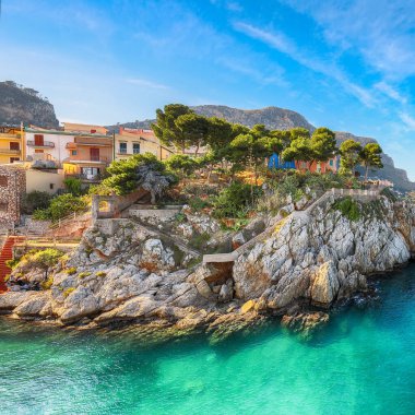 Sant 'Elia köyü üzerinde şaşırtıcı güneşli bir gün. Akdeniz 'in popüler seyahat noktası. Konum: Sant 'Elia, Santa Flavia, Palermo ili, Sicilya, İtalya, Avrupa