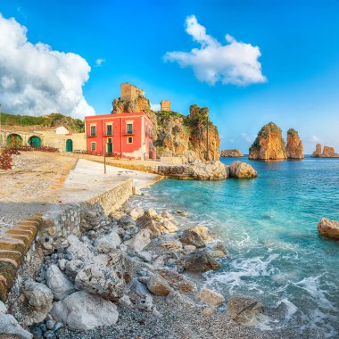 Tonnara di Scopello 'nun şaşırtıcı manzarası. Akdeniz 'de popüler seyahat rotası. Konum: Scopello, Trapani ili, Sicilya, İtalya, Avrupa