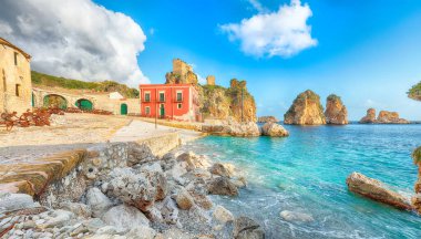 Tonnara di Scopello 'nun muhteşem manzarası. Akdeniz 'de popüler seyahat rotası. Konum: Scopello, Trapani ili, Sicilya, İtalya, Avrupa